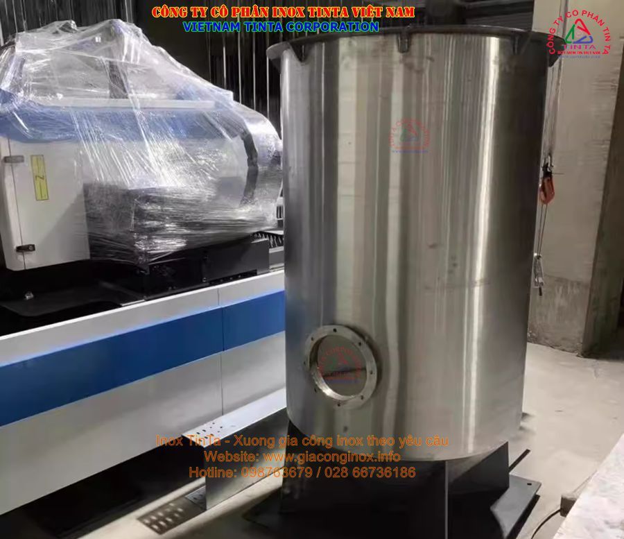 Inox TinTa sử dụng những máy móc, thiết bị hiện đại nhất để đảm bảo độ chính xác và hoàn thiện cao và nhận gia công inox theo yêu cầu mọi đơn hàng
