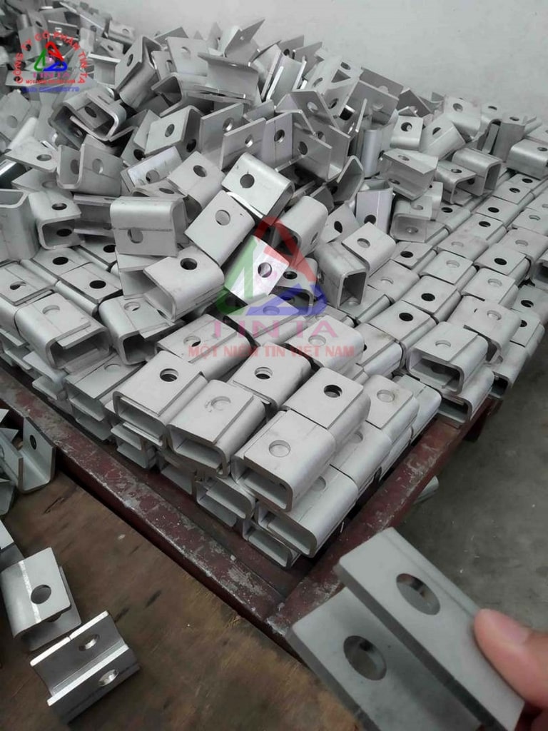 So với việc nhập khẩu sản phẩm tương tự, Gia công inox theo yêu cầu tại TPHCM giúp tiết kiệm từ 20-40% chi phí tổng thể