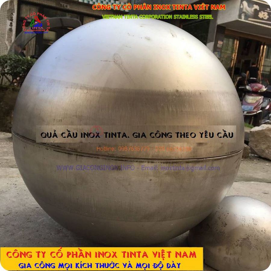 những quả cầu inox này đóng vai trò như những điểm nhấn tinh tế, tô điểm cho không gian và tạo nên sự ấn tượng khó phai trong mắt người quan sát.