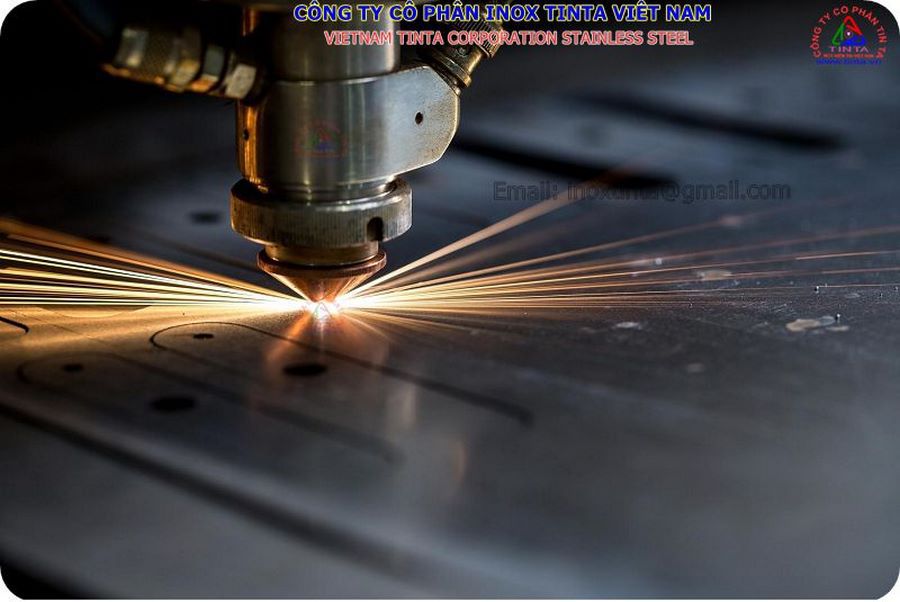Cắt laser Fiber CNC giúp đường cắt sắc nét, sai số cực thấp, hạn chế biến dạng vật liệu, tăng hiệu quả sản xuất và giảm chi phí gia công inox.